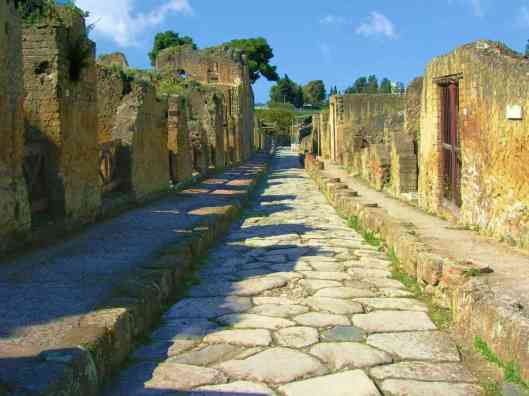 herculaneum-cardo-street-pompeii-herculaneum-and-sorrento-tour-from-rome